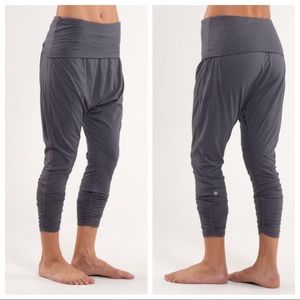 Lululemon Hot N’ Sweaty Crop in Coal